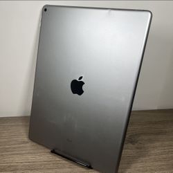 iPad Pro 1st Gen. 32GB, Wi-Fi, 12.9 in - Space Gray. Has To Stay Plugged In