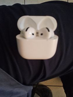 Apple airpods 4th Gen LIKE New with charging case