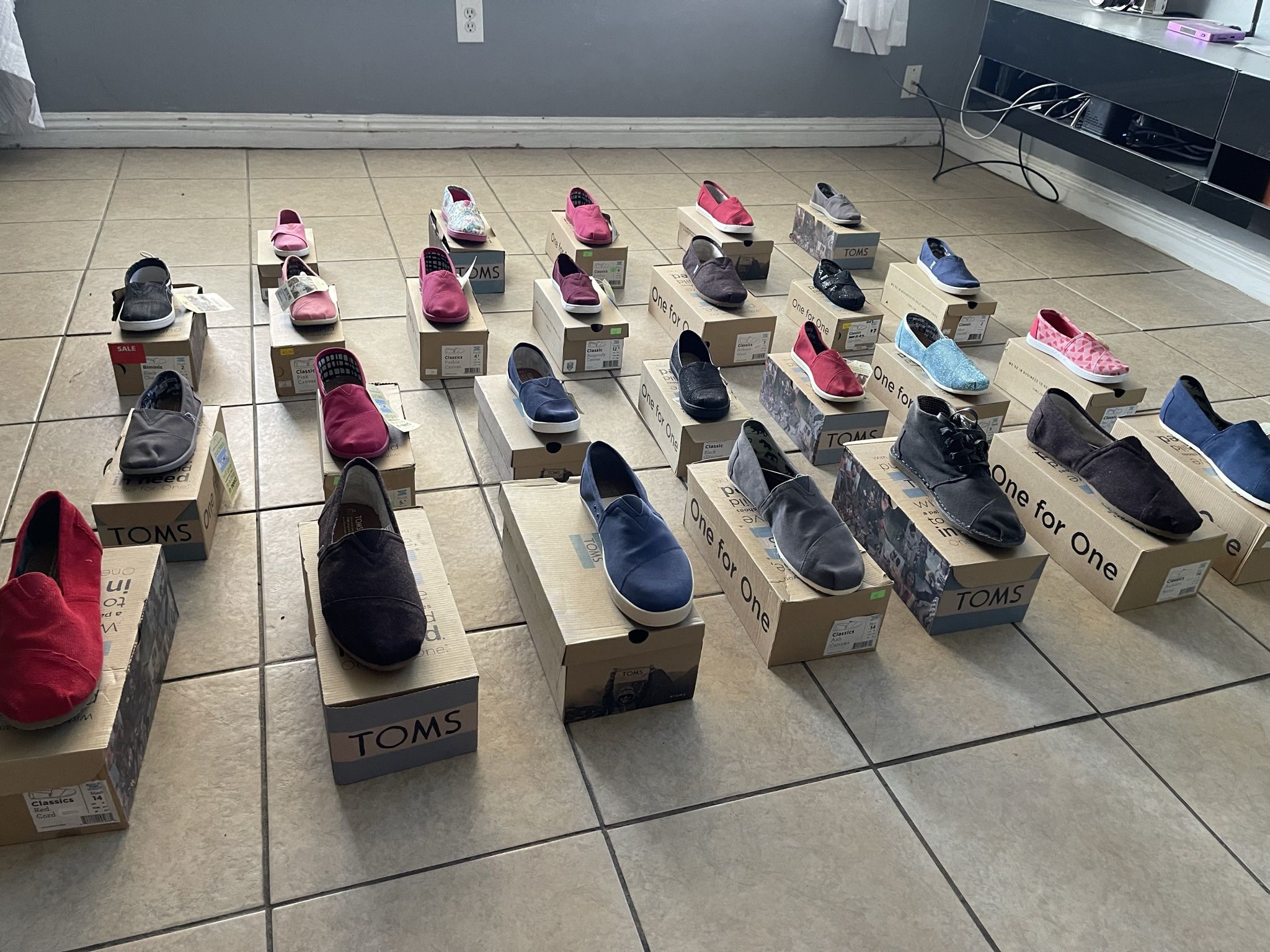 26 new pairs of toms all $320 firm price not separating them re