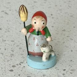 ❤️ Cute very vintage wooden lady with broom & her pet hand painted miniature figurine