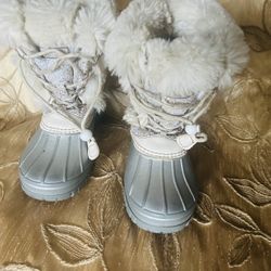 London Fog Boots With  Full On The Inside For Warm  Size 2 Great Condition 