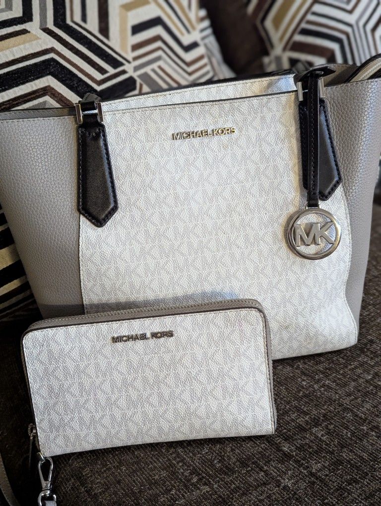 Michaelkors Purse And Wristlet