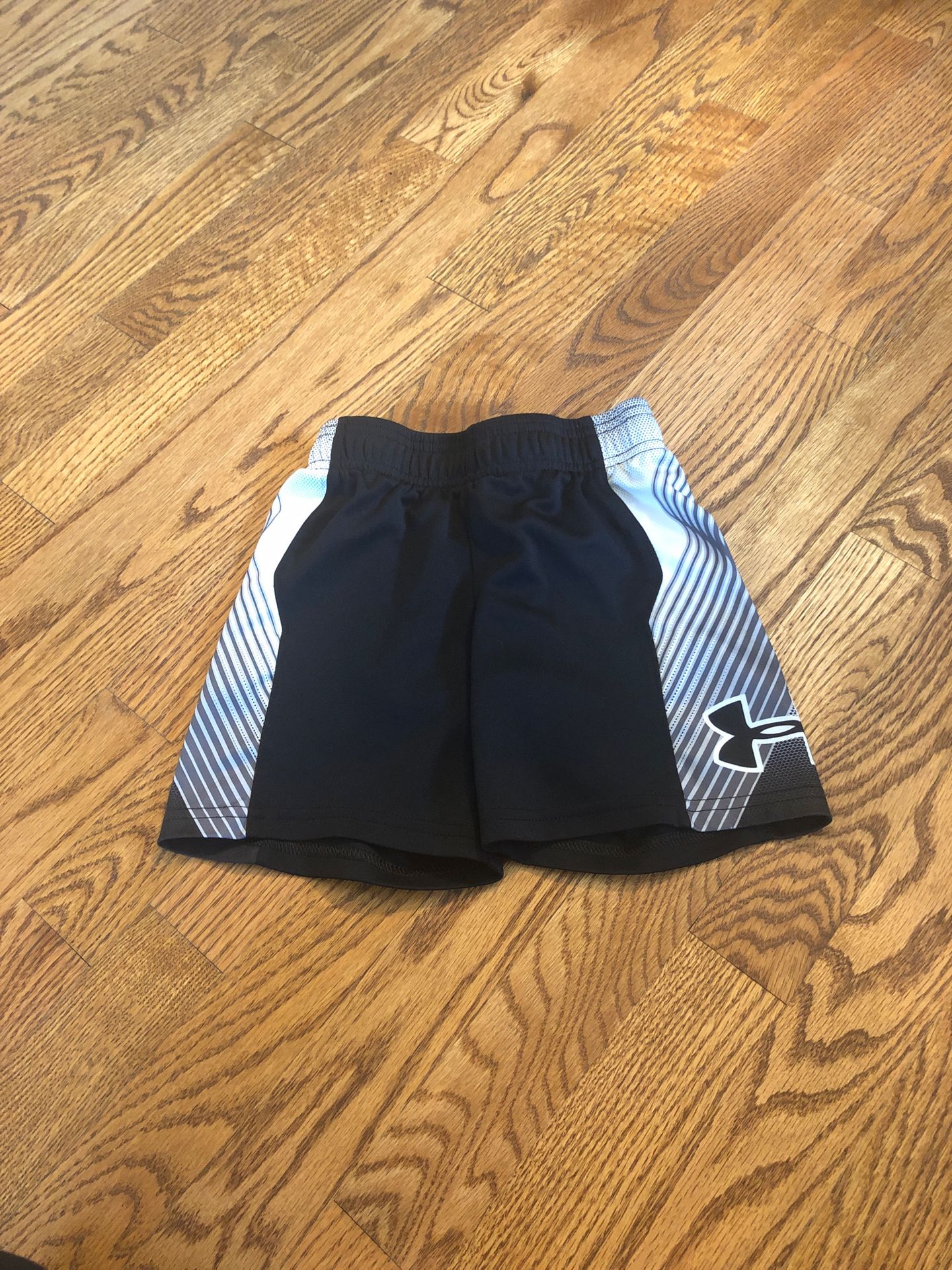 Kids shorts boy under Armour size 4