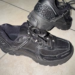 Black Nike Vomero 5 size 5.5
