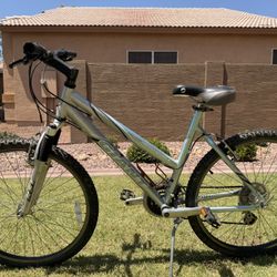 Women’s 26” Giant Boulder SE Mountain Bike 