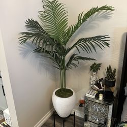 Beautiful Artificial Palm In Stunning Vase With Plant Stand Included - LIKE NEW