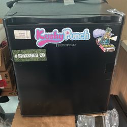Hisense Mini Fridge W/freezer Compartment