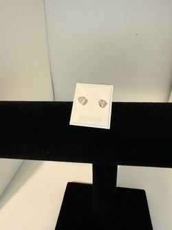 Bonitos aretes de corazón en oro 14 kilates