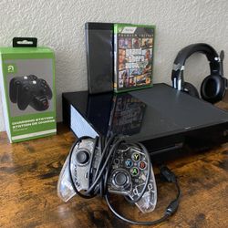 Xbox One + headset + Charging Station