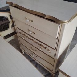 Girls Bedroom Set - Perfect Condition 