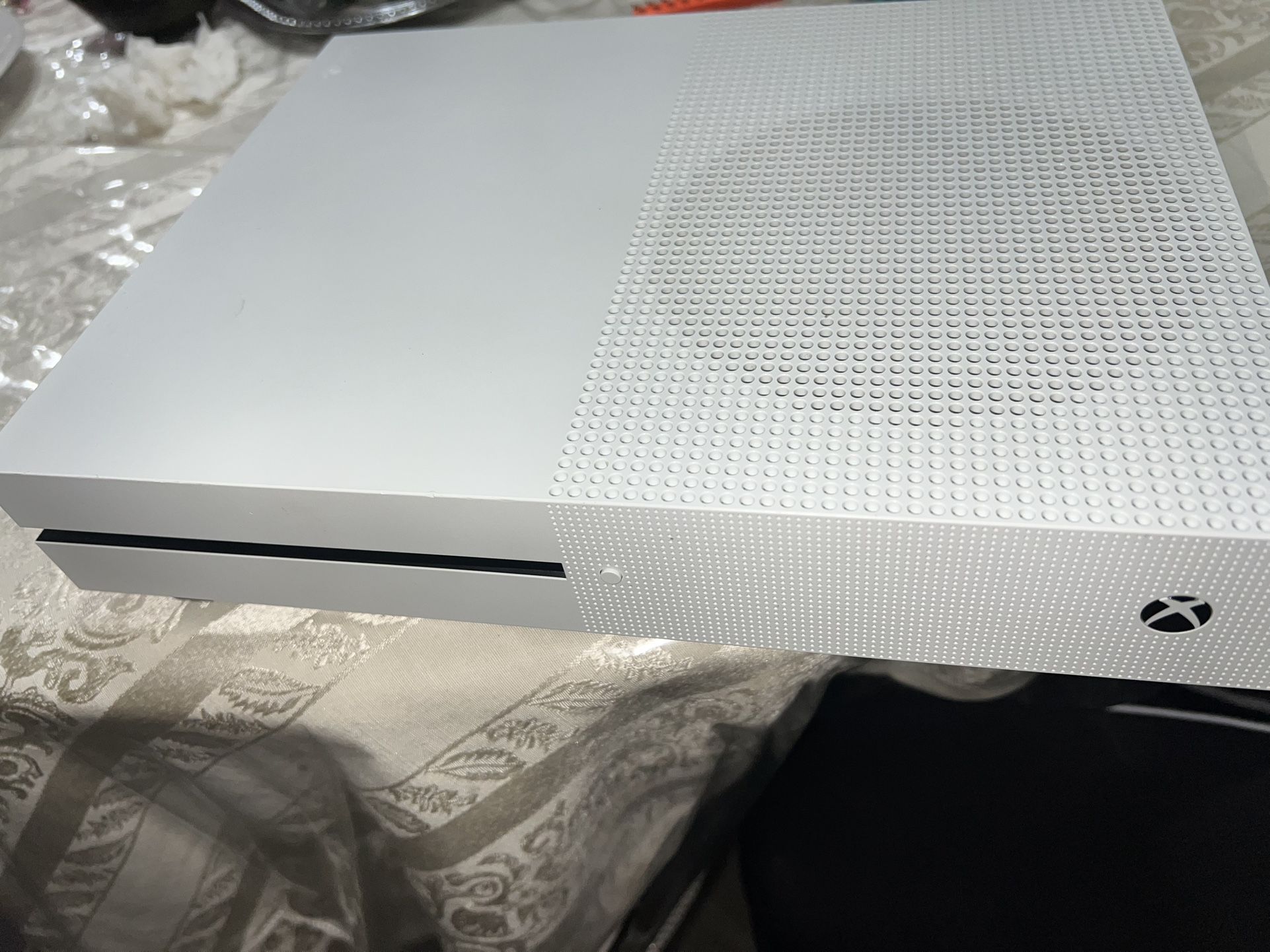 XBOX ONE S 2TB UPGRADED CONTROLLER