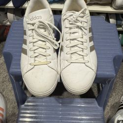 Size 10 Women’s Sneakers
