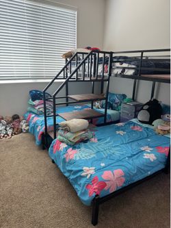 Triple bunk bed
