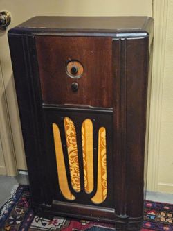Antique 1940s Floor Radio
