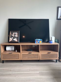 Free media stand