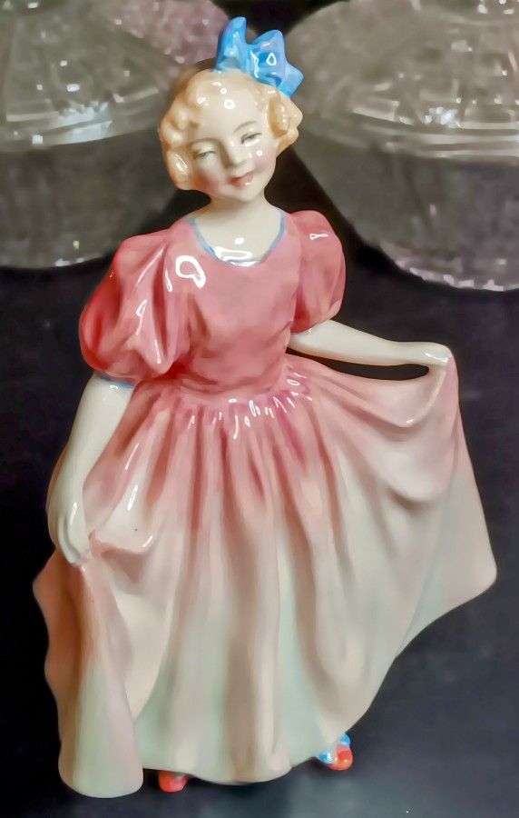 VINTAGE Royal Doulton Figurine HN1935 Sweeting In  Excellent Condition!