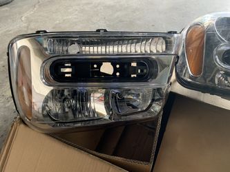 2003 chevy trail blazer headlights (new)
