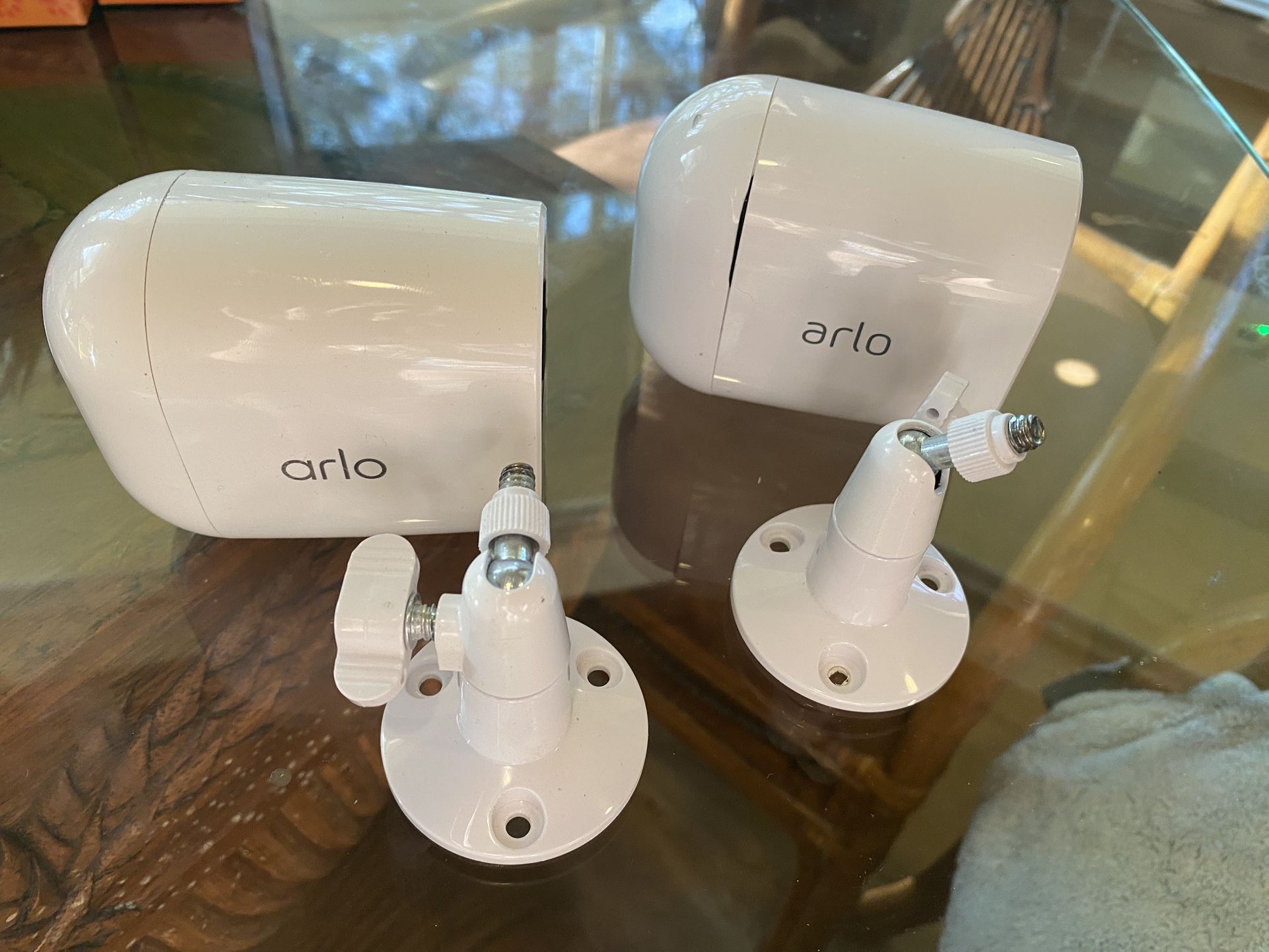 2 Arlo Essentials Wireless WiFi Indoor/Outdoor Cameras Camera W/stands 