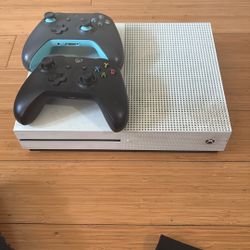 Xbox Series S & 2 Controllers