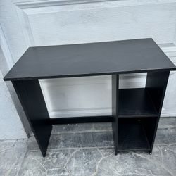  Like new small writing / student / computer desk excellent condition . measurements 16deep x 32L  xx29H