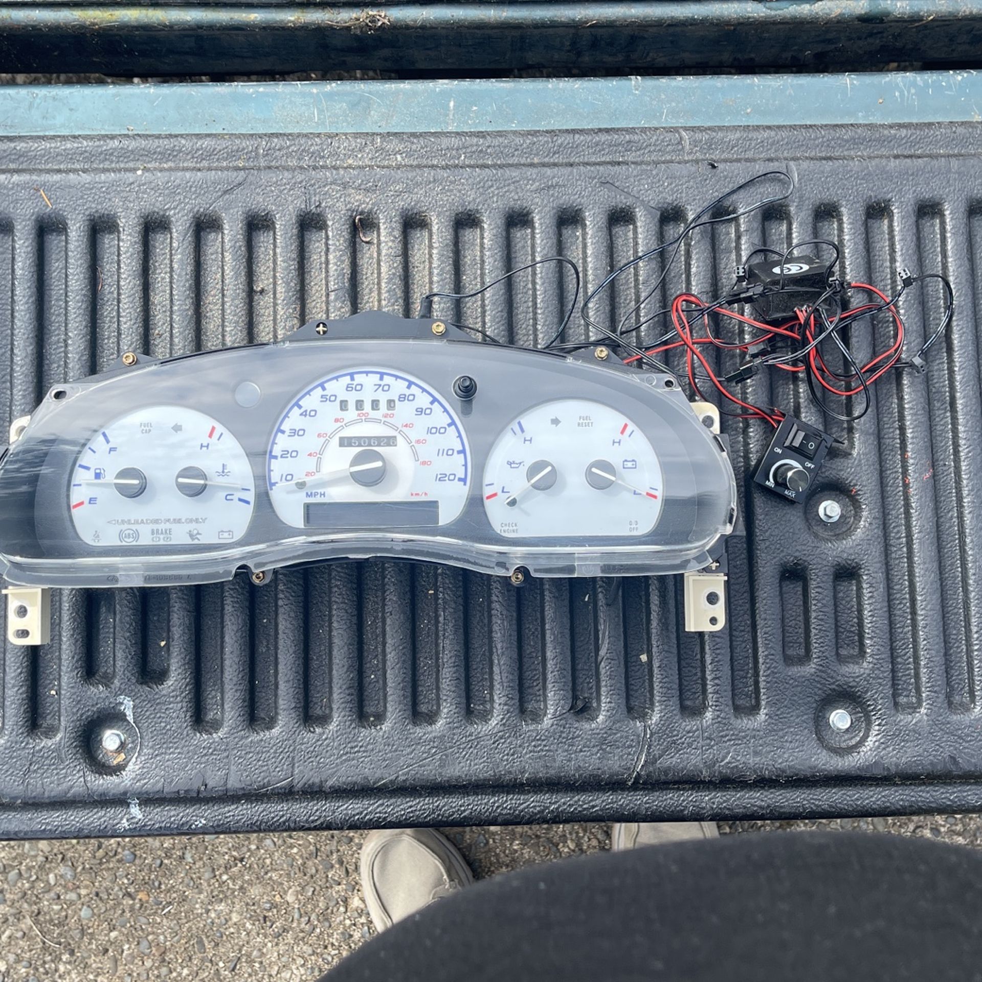 1996 - 97 Ford Ranger Dash With Indiglo White Gauges 