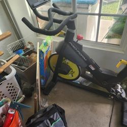 Una Visicleta Para Acer Ejercicio Y Caminadora