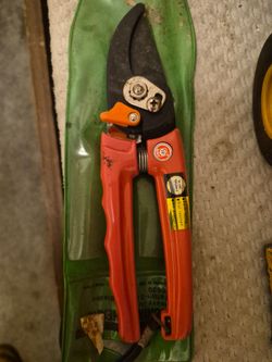 Tree pruner like new