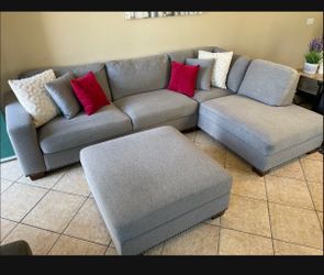 DELIVERY AVAILABLE 🚛! Beautiful COSTCO sectional Couch with Ottoman
