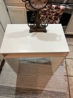 Cute small desk 26”x16”x30”