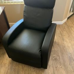 BLACK. RECLINER CHAIR!