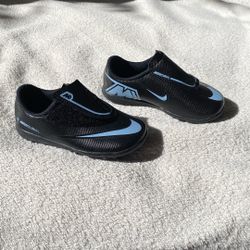 Nike Kids Size 10 Soccer/Park Shoes 