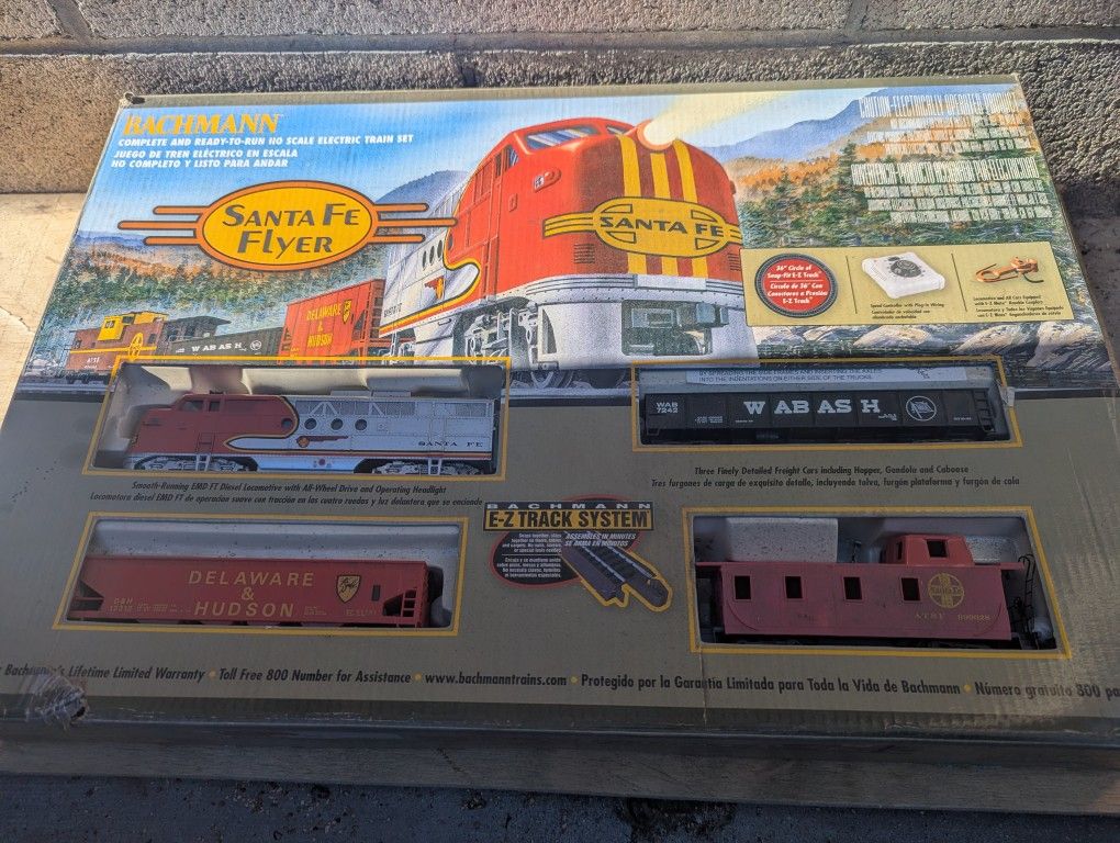 Bachmann 00647 HO Scale Santa Fe Flyer Model Train Set