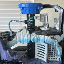 Fisher-Price Imaginext DC Super Friends Mr. Freeze Headquarters. 