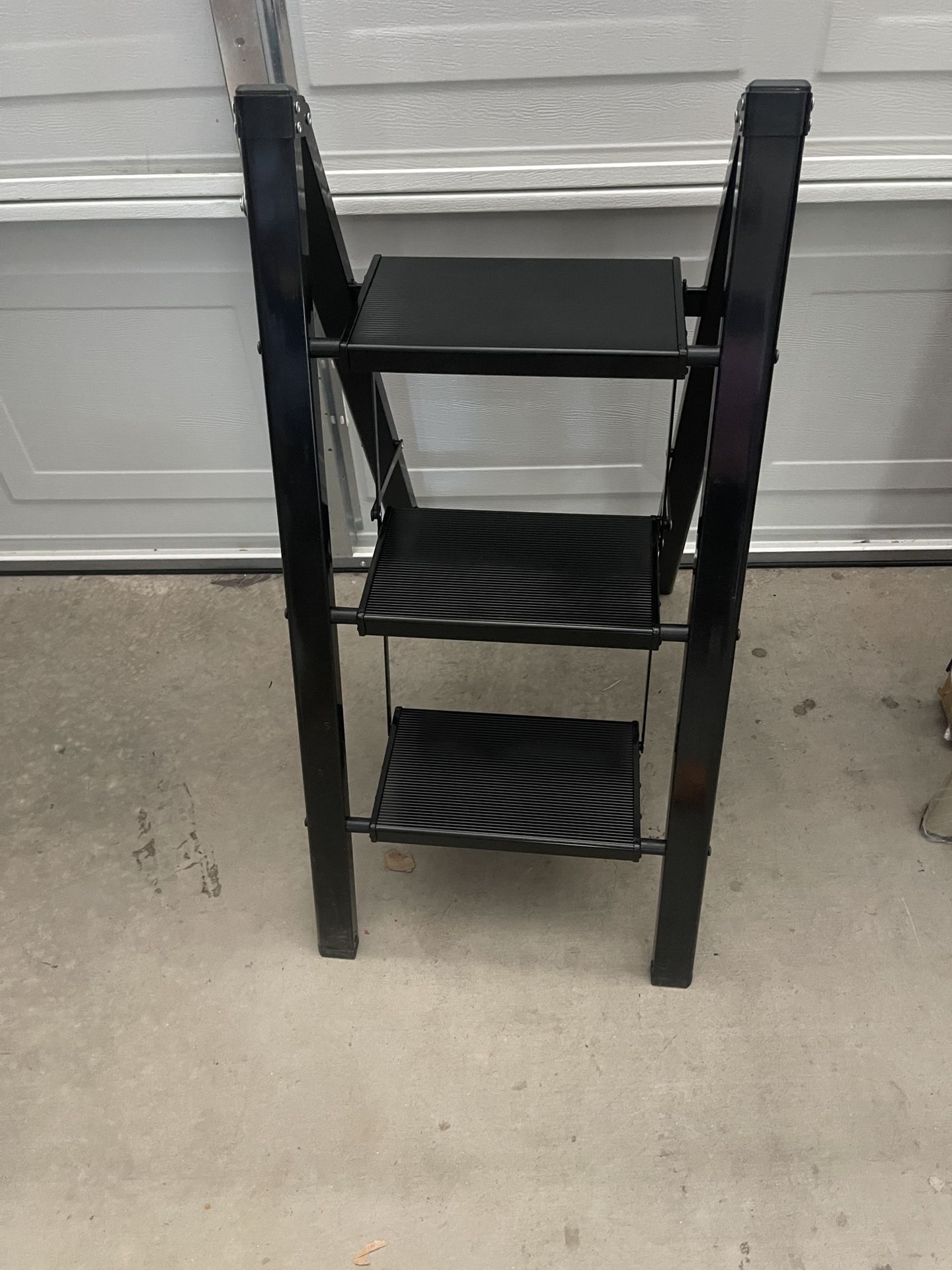 3 step Heavy Duty ladder - - New - L50