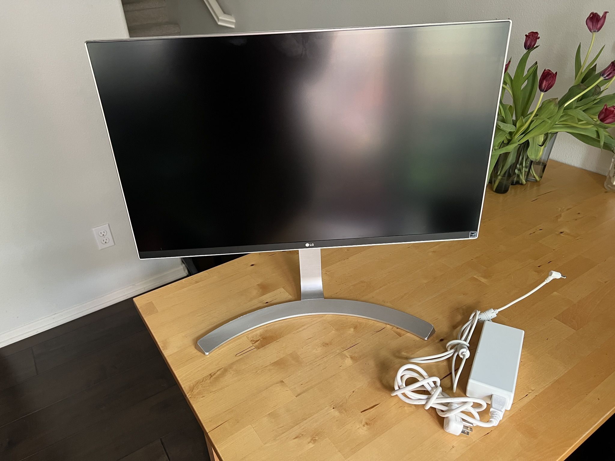 LG 27” 4k UHD IPS Monitor