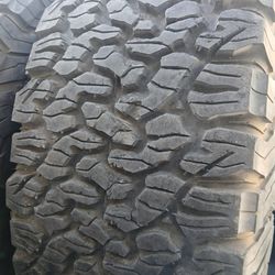 35x12.50R17 BFG KO2 TIRE (1)