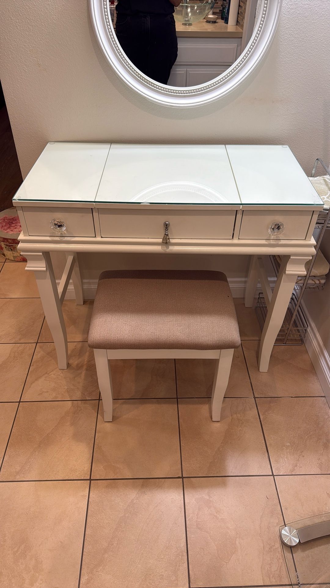 Makeup Vanity (18 W X 35L X 30H