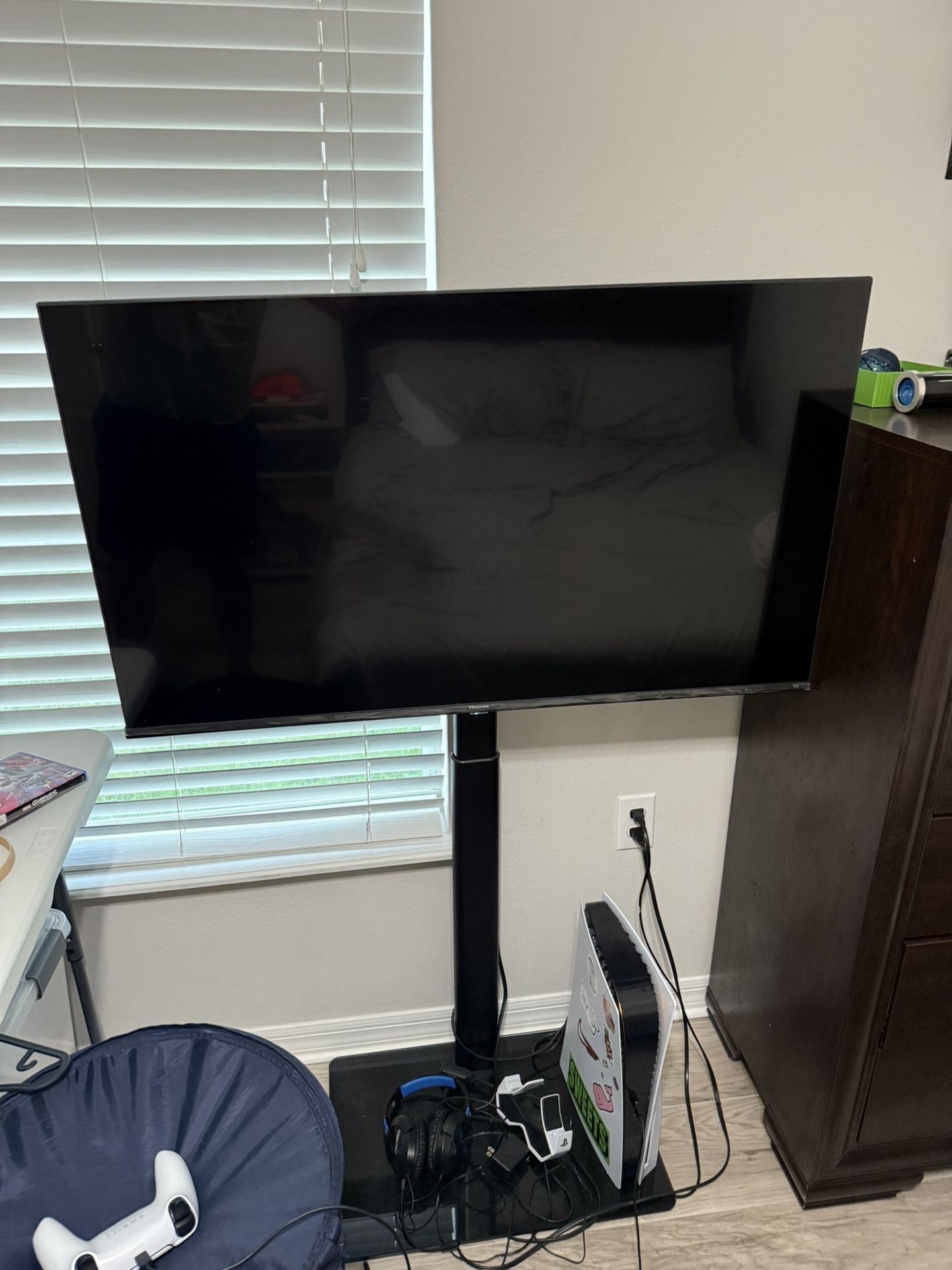 Tv Hisense 4k UHD Smart Roku tv 40’ With Stand