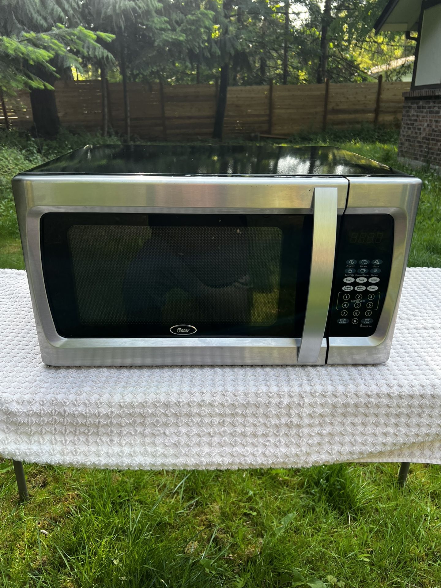 Oster- Stainless Steel 1100w Microwave!