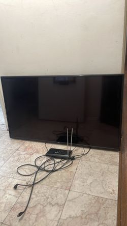 42 inch HD  LG TV with antenna and TV mount