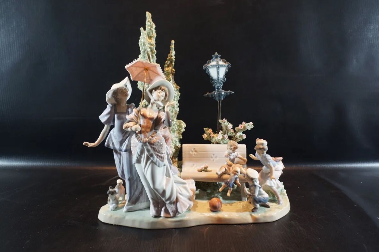 LLadro A Stroll In The Park #1519  Porcelain Figurine
