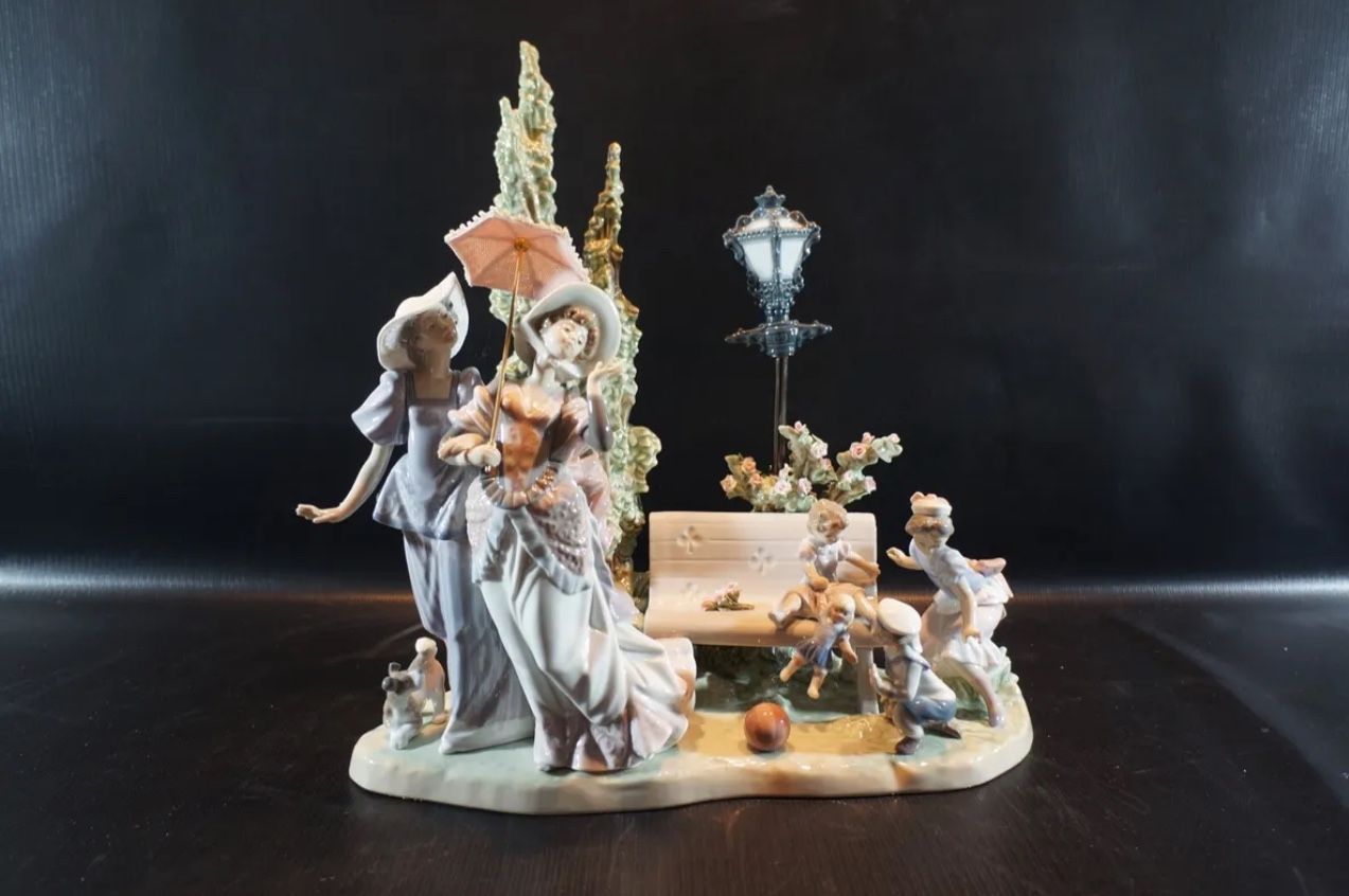LLadro A Stroll In The Park #1519 Porcelain Figurine
