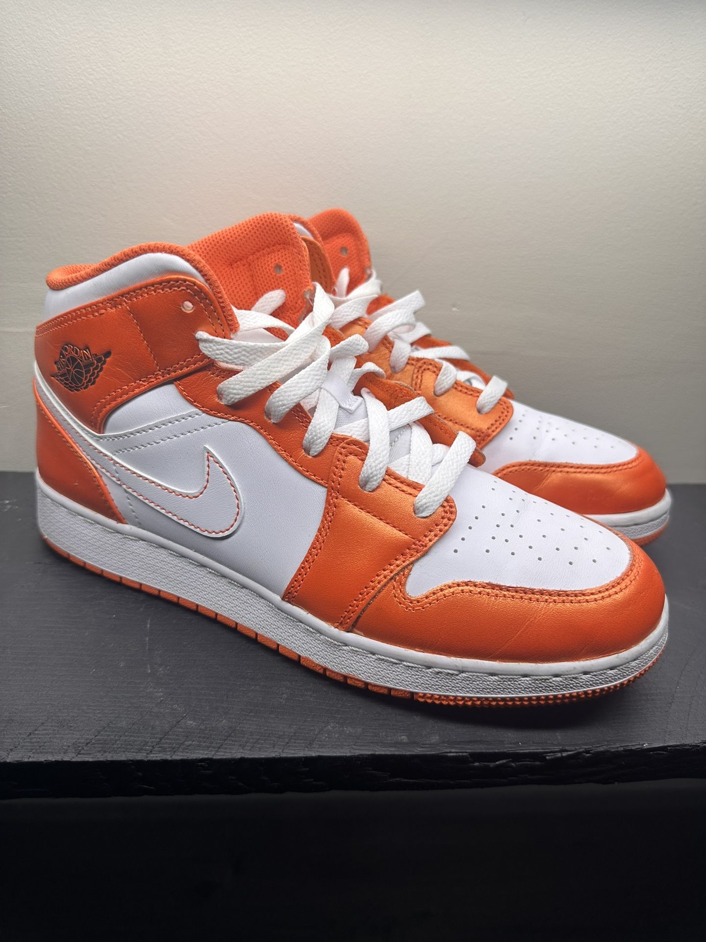 Jordan 1 SE Mid Electro Orange
