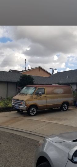 DODGE VAN 1975 TRADES MAN 200