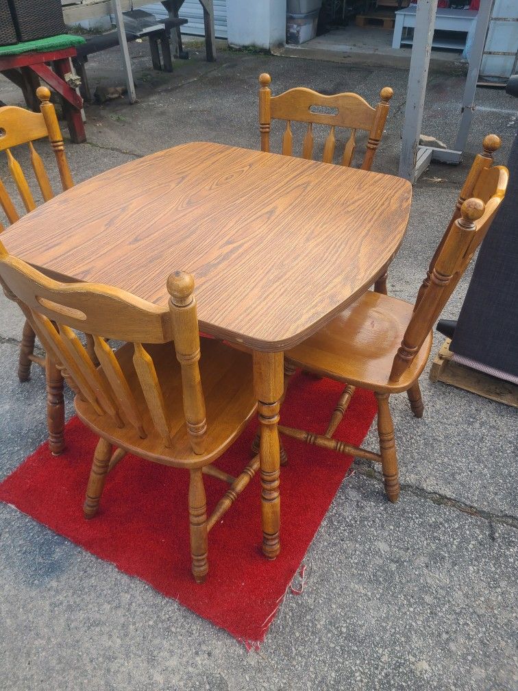 4 Seater Wooden Dinnning Table