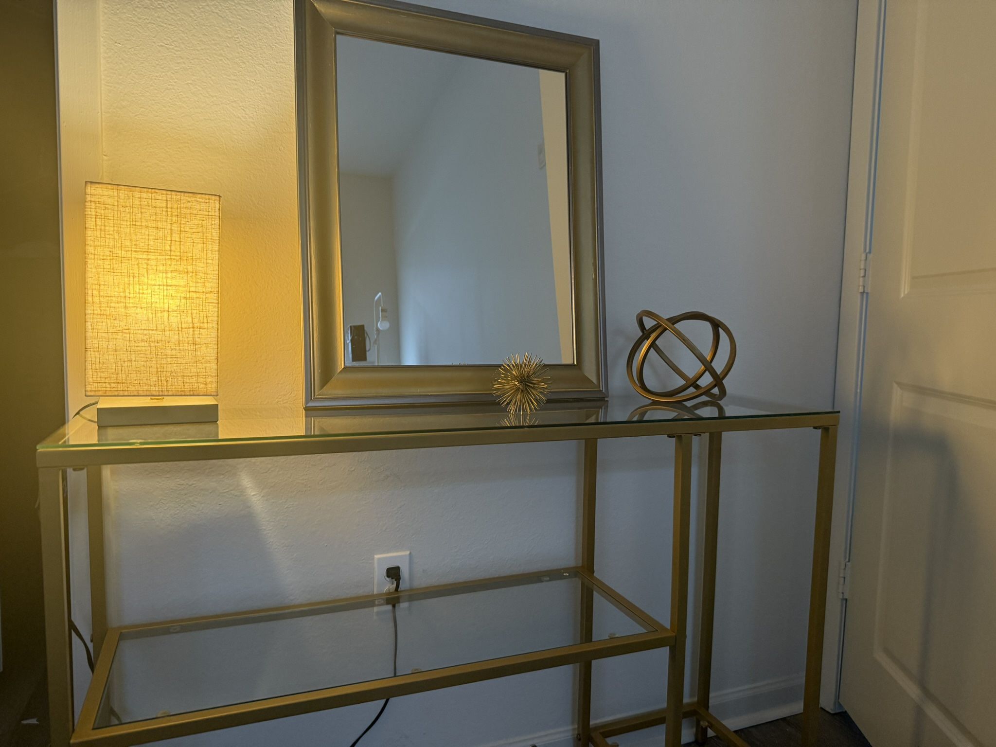 Entryway table Includes Mirror, Lamp And Decor