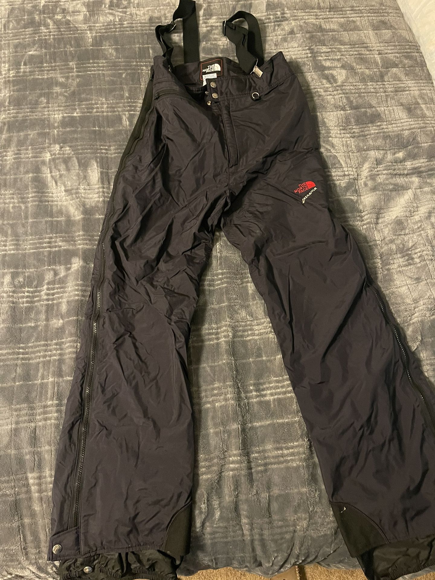 North face extreme medium men’s ski Snowboard bib and take the bib on and off and make it into snowboard pants. Gore-Tex.