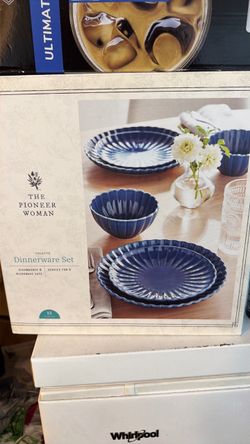 The Pioneer Woman Colette 12-Piece Dinnerware Set