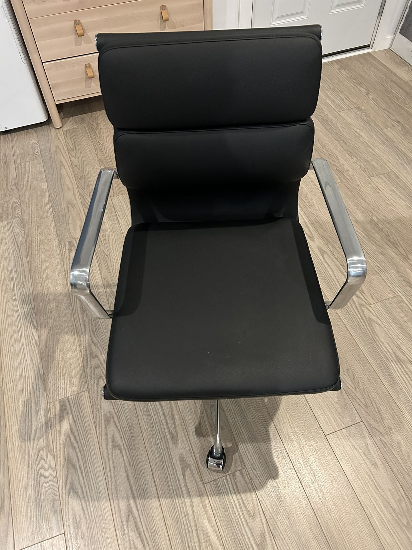 Laura Davidson Furniture SOHO II Padded Management Chair (Black)