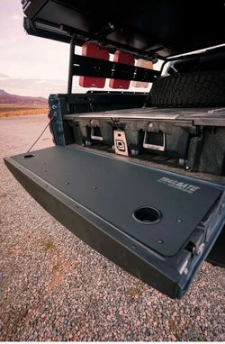 Tailgate panel with cupholders for 2021+ Ram 1500